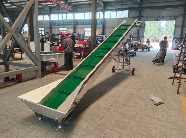 Cross-section diagram of heavy duty conveyor belt showing top cover, bottom cover, carcass, and cleat structure for mobile material handling applications