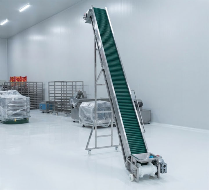 Heavy-duty inclined stainless steel belt conveyor for industrial food processing lines