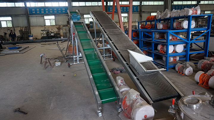 Workshop assembly view of heavy-duty belt conveyors and sidewall conveyor systems at Dahan Machinery facility.