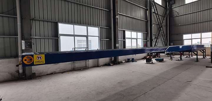 Long telescopic belt conveyor in a workshop, showing overall length and support frame for dimension reference.